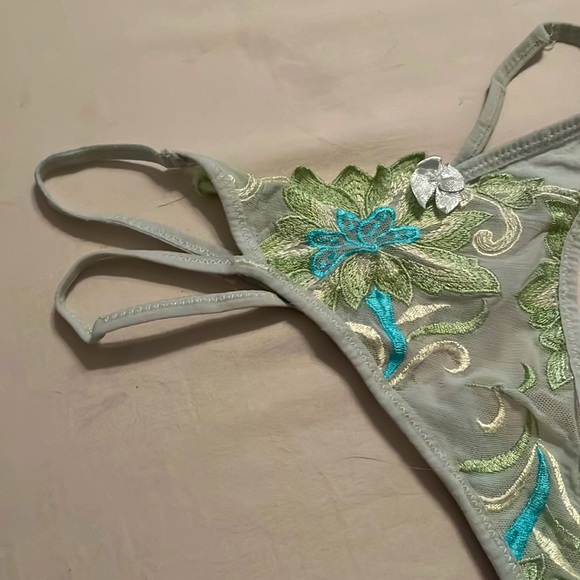 Victoria secret v string thong - Picture 2 of 9